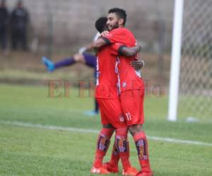 Foslyn Grant y Miguel Flores se abrazan celebrando las anotaciones del Vida de La Ceiba ante Real de Minas en Danlí. Foto: Juan Salgado / El Heraldo.