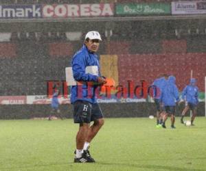 El entrenador de la selección de Hondras, Jorge Luis Pinto, trabaja en el estadio de Alajuela bao una fuerte lluvia este jueves. Foto: La Nación - El Heraldo.