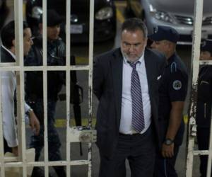 Ingmar Walterio Iten Rodríguez, un empresario guatemalteco, es transferido esposado al sótano de un tribunal después de su arresto en la ciudad de Guatemala. Foto: Agencia AP