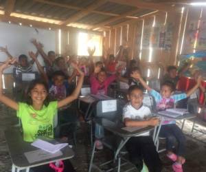 Los estudiantes de la Escuela El Zurzular se encuentran felices porque ahora reciben clases en pupitres que fueron donados por la Asociación Esperanza para Todos.