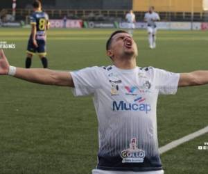 Roger Rojas celebrando el gol que marcó en el duelo entre Cartaginés y Guadalupe en la Liga de Costa Rica. Foto: Twitter/@rrojasl