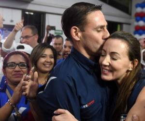 Ernesto Muyshondt, Mayoral candidate for San Salvador and his wife Karla Belismelis of Muyshondt celebrate victory with supporters at the right-wing Nationalist Republican Alliance headquarters in San Salvador, on March 4, 2018.Salvadorans voted March 4 in legislative and municipal elections that will serve as a test of strength of leftist President Salvador Sanchez Ceren in his final year of office. / AFP PHOTO / MARVIN RECINOS