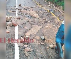 Carreteras de tierra hacia varios municipios de La Paz están intransitables. En El Corpus, zona sur, un rayo dañó campanario de iglesia.