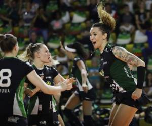 Tiffany Abréu festeja con sus compañeras del equipo de Bauru durante un partido en Bauru. Foto:AP