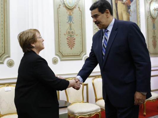 Michelle Bachelet, a la izquierda, saluda al presidente de Venezuela, Nicolás Maduro, en el Palacio Presidencial de Miraflores, en Caracas, Venezuela. Foto: Ariana Cubillos/Agencia AP.