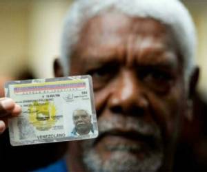 No es fácil tramitar un documento de identidad en Venezuela: muchas veces son inaccesibles o tardan meses, por lo que no es extraño que las personas opten por los llamados 'gestores'. FOTO: AFP