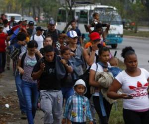 En Tecún Umán 'ya se encuentra un grupo de migrantes hondureños a la espera de realizar controles migratorios para poder salir de Guatemala e ingresar a México', precisó Mena. (Foto: AP)