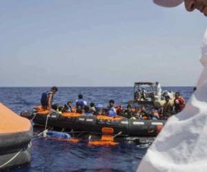 La embarcación de traficantes se volcó mientras un barco patrulla se preparaba para llevar a los migrantes a bordo en las aguas ubicadas. (Foto: Cortesía www.lavoz.com.ar)