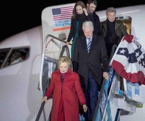Hillary Clinton y su equipo (Foto: AFP)