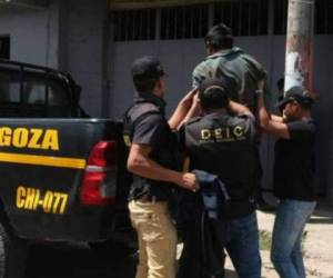 El presunto delincuente, identificado como Kevin Solís, de 26 años, alias 'El queso', fue capturado en la colonia Hierva Buena, del municipio de Zaragoza, Chimaltenango. Foto cortesía