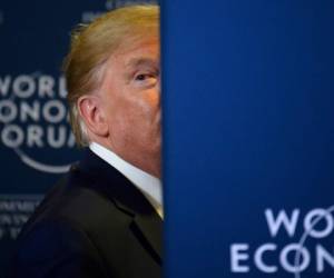 El presidente de los Estados Unidos, Donald Trump, mira hacia atrás cuando la prensa le grita una pregunta sobre el juicio en el Foro Económico Mundial en Davos. Foto: AP.