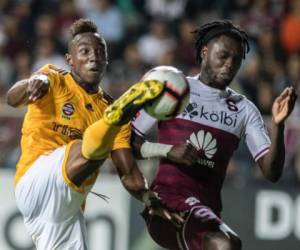 El mexicano Julián Quinones compite por la pelota con el costarricense Aubrey David. Foto AFP