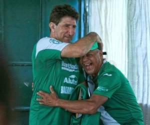 Héctor Vargas se abraza con Mani Suazo en su regreso a las declaraciones a los medios de comunicación. Foto: El Heraldo.