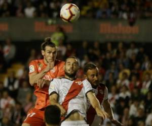 Gareth Bale ante Mario Suárez en la visita del Real Madrid al Rayo Vallecano. (AP)