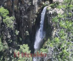 El agua que la alimenta La Fortuna se despeña en caída libre de 120 metros, directa hacia un abismo boscoso, hasta que toca suelo, y luego sigue cayendo unos 40 metros más por una serie de rocas escarpadas.