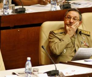 El presidente en funciones de Cuba, Raúl Castro, se sienta junto a la silla que usualmente ocupa su hermano mayor, Fidel Castro, en una sesión del Parlamento en La Habana. Foto:AFP