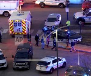 Según los medios locales, los pacientes del hospital estaban siendo evacuados, algunos en sillas de ruedas.(Foto: AP)