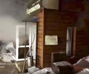 El hotel de nueve habitaciones, situado en el sótano de un edificio residencial y que se inundó con agua hirviendo tras romperse una tubería en Perm, Rusia. Foto: AP.