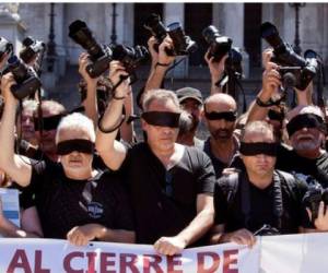 El gremio periodístico local estima que en los últimos dos años han perdido su empleo unos 2,000 trabajadores de medios, sólo en Buenos Aires, tanto por cierres, como por reducción de personal y retiros anticipados (Foto: AP)
