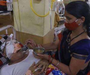 Según expertos los pacientes que contraen el hongo negro es por tener su sistema inmunológico débil. La imagen ilustrativa muestra un caso en la India. Foto: AFP