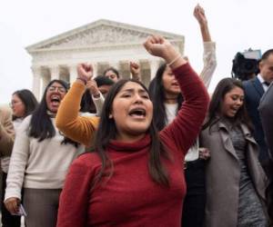 Un grupo de 'dreamers', a la salida del Supremo en Washington. Foto AFP