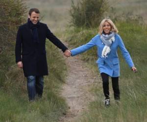 En todo momento Emmanuel y Brigitte Macron están juntos y aparentan estar muy enamorados. Foto: AFP