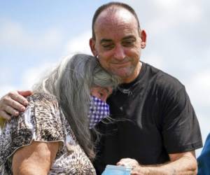 Robert Duboise abraza a su madre luego de salir de prisión. La condena se centró en una sola prueba: una supuesta marca de mordida en el rostro de la víctima. Foto: AP