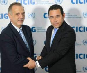 Iván Velásquez, comisionado internacional contra la impunidad en Guatemala, junto a Jimmy Morales, presidente de ese país.