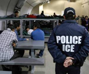 El Servicio de Control de Inmigración y Aduanas de Estados Unidos (ICE por sus siglas en inglés) posiblemente también tendrá enviar a los inmigrantes arrestados en California a centros de detención fuera del estado, afirmó su director interino, Thomas Homan, en un comunicado.