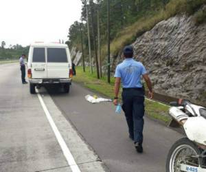 Miembros de la Dirección Policial de Investigaciones llegó a la escena donde estaba el cadáver.