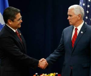 El presidente de Honduras Juan Orlando Hernandez y el vicepresidente de Estados Unidos Mike Pence. (Foto: AP)