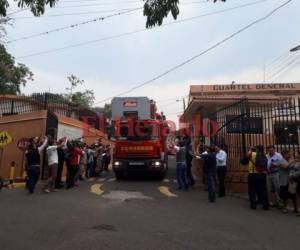 Del Cuartel General de los Bomberos sale la caravana que acompaña los restos de Josué Vargas hacia el cementerio San Miguel Arcangel. Foto: Agustín Lagos/EL HERALDO