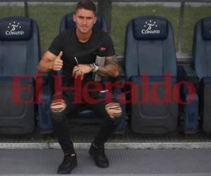 Esteban Espíndola posando en el Estadio Nacional de Tegucigalpa (FOTO: DIARIO EL HERALDO)