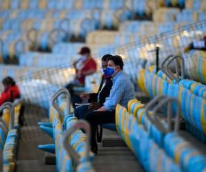 A principios de agosto, los 36 clubes profesionales alemanes de primera y segunda división llegaron a un acuerdo sobre un modelo propuesto por la DFL para permitir el retorno de los aficionados en los estadios a mediados de septiembre.