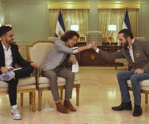 Luisito Comunica y Juan Bertheau se reunieron en Casa Presidencial con el presidente de El Salvador, Nayib Bukele. FOTO CORTESÍA: Captura Youtube