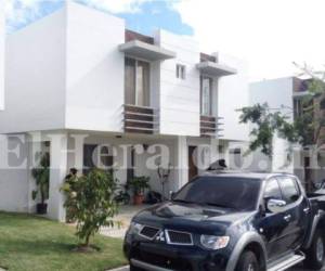 Esta es la vivienda de César Castillo Cerveño asegurada este viernes en residencial Portal de Bosque de la capital. Fotos: El Heraldo.