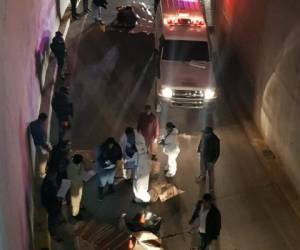 Los cinco homicidios múltiples dejaron un saldo de 19 muertos. Esta foto muestra el levantamiento de los cuerpos en el túnel del puente de la colonia El Carrizal. Foto Estalin Irías| EL HERALDO