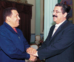 RESTRICTED TO EDITORIAL USE-MANDATORY CREDIT 'AFP PHOTO / PRESIDENCIA'-NO MARKETING NO ADVERTISING CAMPAIGNS-DISTRIBUTED AS A SERVICE TO CLIENTS - Handout picture released by the Venezuelan presidential press office OF Venezuelan President Hugo Chavez (L) shaking hands with former President of Honduras Jose Manuel Zelaya (R) in Caracas, Venezuela on April 16, 2011. AFP PHOTO/PRESIDENCIA