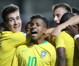 En la réplica, un pase en profundidad perfecto habilitó a Rodrygo que con un latigazo colgó el balón del ángulo anotando para el gigante sudamericano. (Foto: AFP)