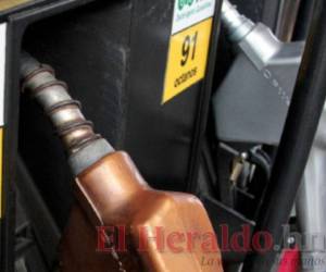 La gasolina súper sobrepasa los 100 lempiras en zonas alejadas. Foto: El Heraldo