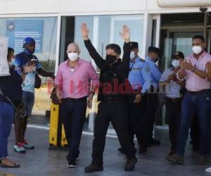 Ramón Sabillón fue recibido por Pedro Barquero y militancia del Partido Libertad y Refundación (Libre) en San Pedro Sula. FOTO: EL HERALDO.