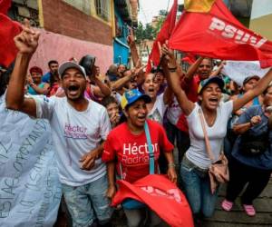 Seguidores del presidente Nicolás Maduro y del régimen chavista, celebran el triunfo en las elecciones. Foto: Agencia AFP.