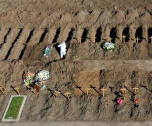 Cruces de madera marcan las nuevas tumbas en el cementerio de Flores donde son enterradas las personas que fallecieron de coronavirus, en Buenos Aires, Argentina, el sábado 25 de julio de 2020. Foto: AP