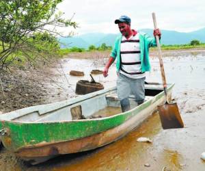 José Francisco Zúniga, con su lancha y una pala, salvó a unos 300 vecinos durante las llenas.