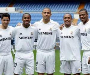 Cicinho, Robinho, Ronaldo, Roberto Carlos y Julio Baptista con la camisa del Real Madrid (Foto: Agencias)