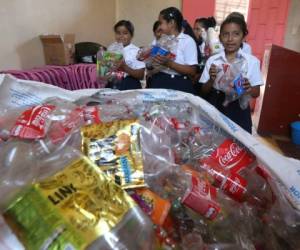 Las niñas del Centro de Educación Básica República de Argentina se han dedicado a la recolección de plástico. Foto: EL HERALDO.