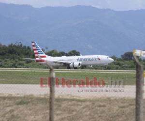 Sin hacer aduana como el resto de viajeros, con un servicio especial, la selección de Estados Unidos arribó a San Pedro Sula. Foto: EL HERALDO