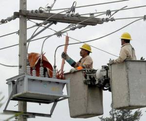 Las cuadrillas de la Empresa Energía Honduras realizarán trabajos de mantenimiento en diferentes zonas del país este miércoles. Foto: EL HERALDO