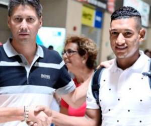 El director deportivo del CD Tenerife de España dándole la bienvenida al jugador hondureño Bryan Acosta. (Foto: @CDTOficial)