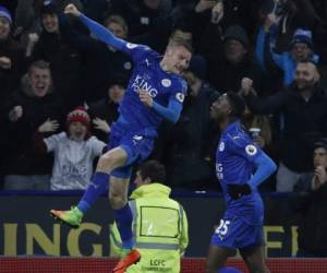 Jamie Vardy celebra un gol del Leicester City con el nigeriano Wilfred Ndidi. Foto: Agencia AFP.